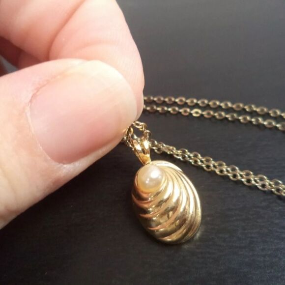VINTAGE ESTATE PEARL SHELL GOLD TONE 18" NECKLACE - Picture 2 of 2